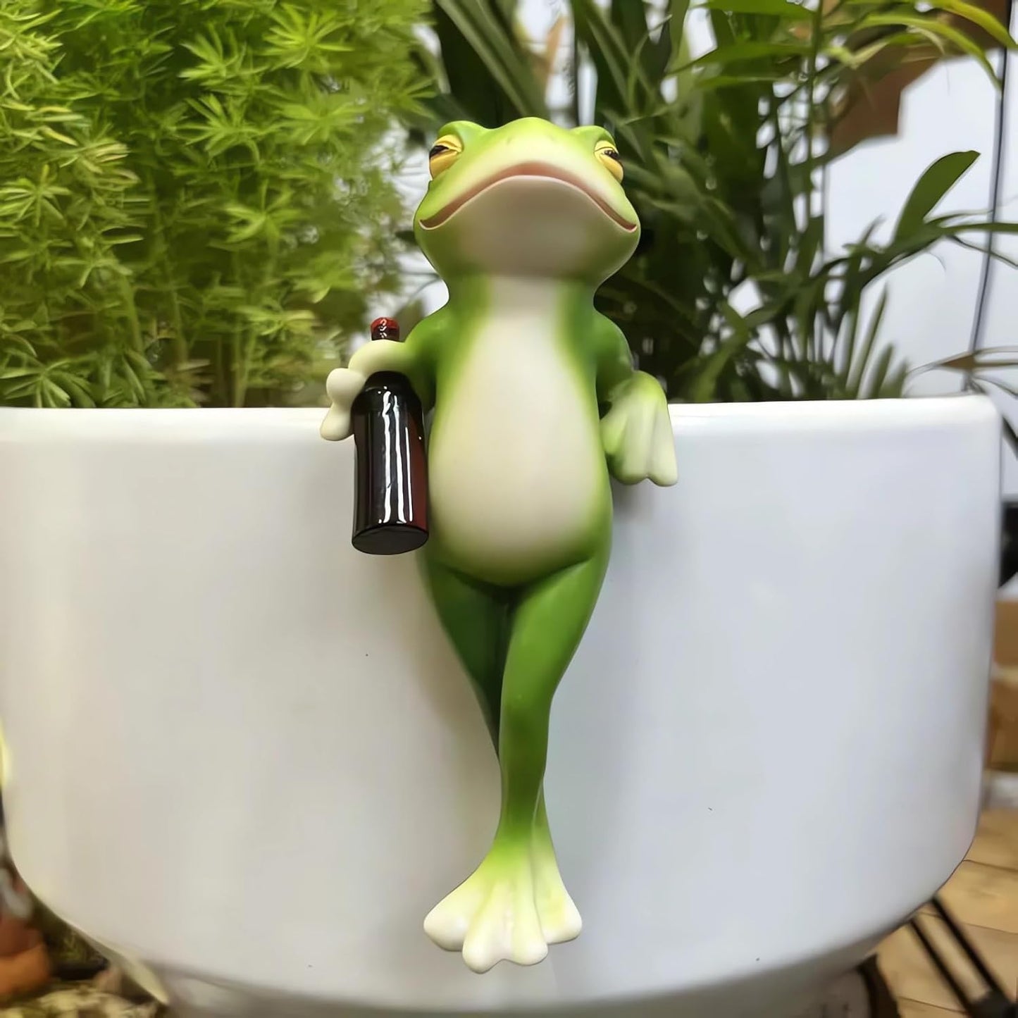 Miniature Frog Figurines Plant Decorations for Pots, Funny Frog Garden Decor Outdoor Gifts Women Frog Statue Planter Hugger for Flower,Yard,Lawn Ornament,3.94"x2.12"x3.94