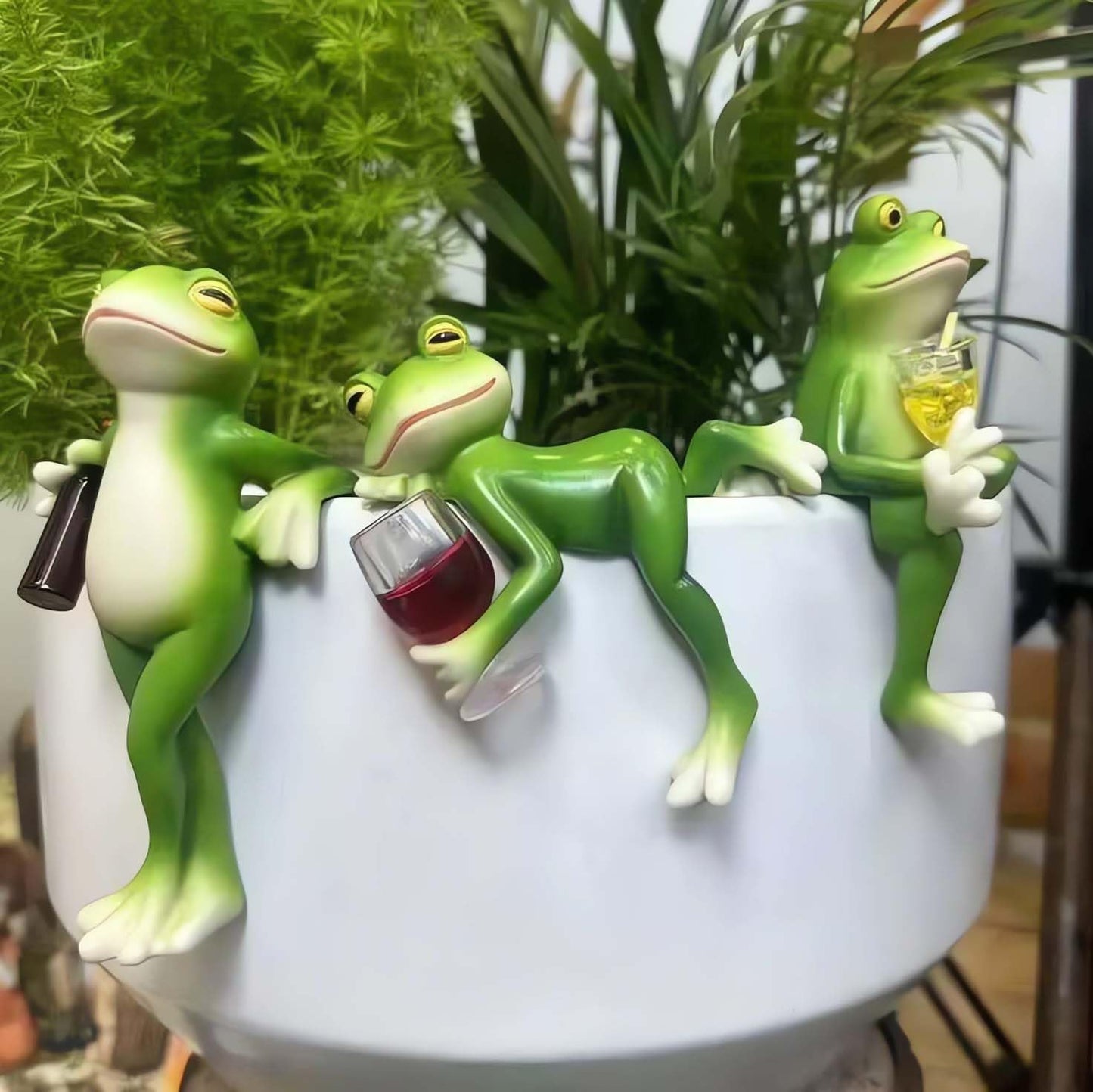Miniature Frog Figurines Plant Decorations for Pots, Funny Frog Garden Decor Outdoor Gifts Women Frog Statue Planter Hugger for Flower,Yard,Lawn Ornament,3.94"x2.12"x3.94