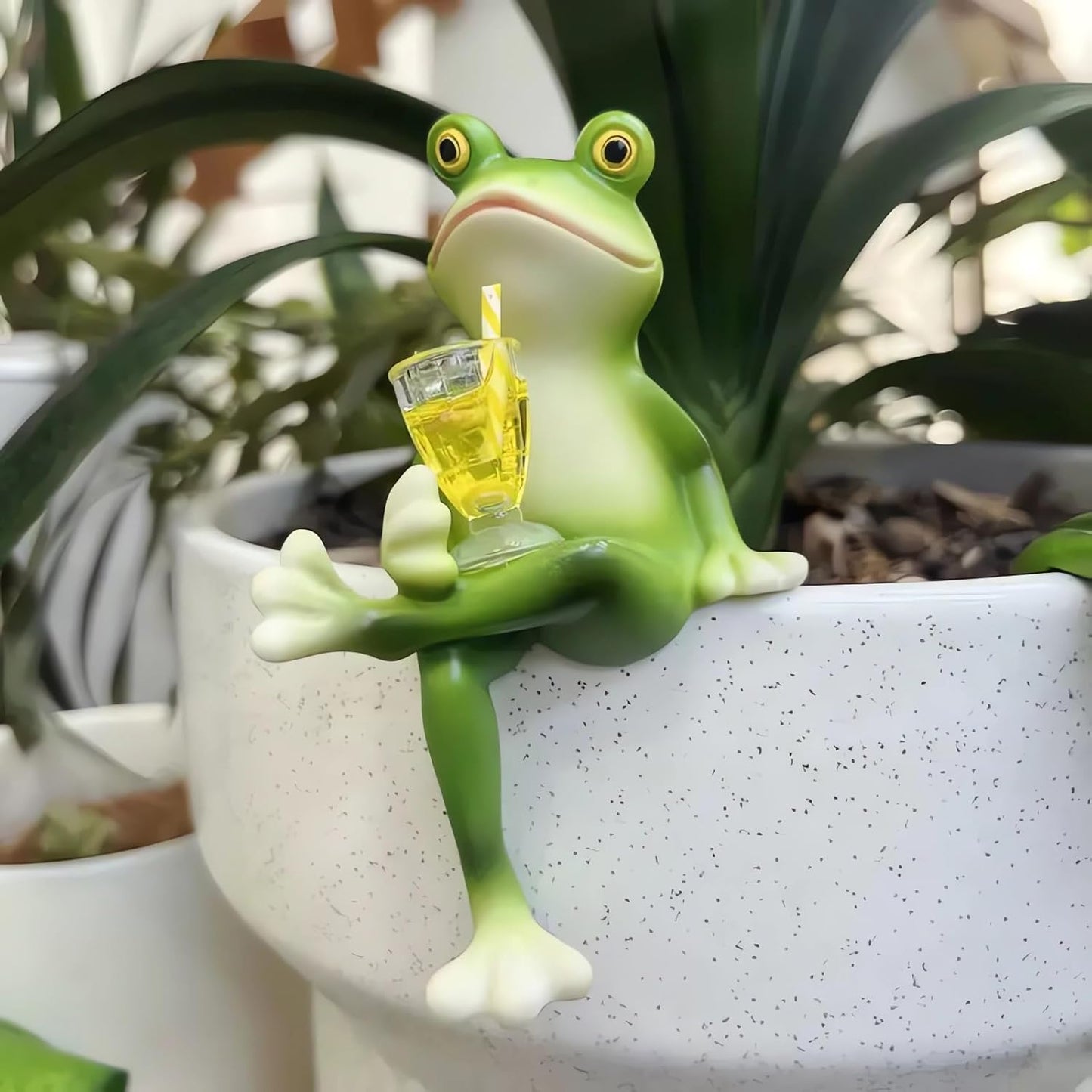 Miniature Frog Figurines Plant Decorations for Pots, Funny Frog Garden Decor Outdoor Gifts Women Frog Statue Planter Hugger for Flower,Yard,Lawn Ornament,3.94"x2.12"x3.94